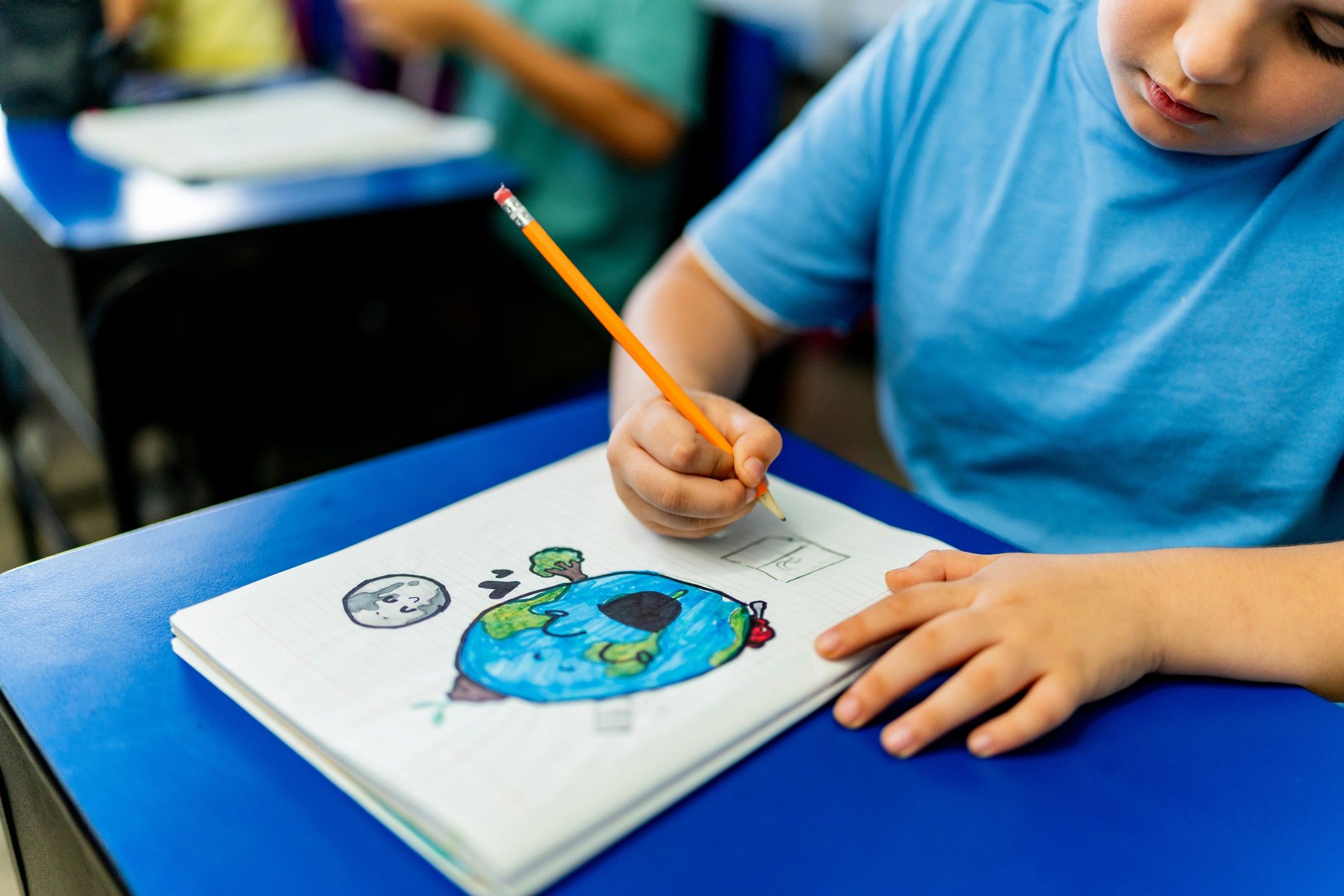 Enfant en train de dessiner pour inspirer une histoire personnalisée