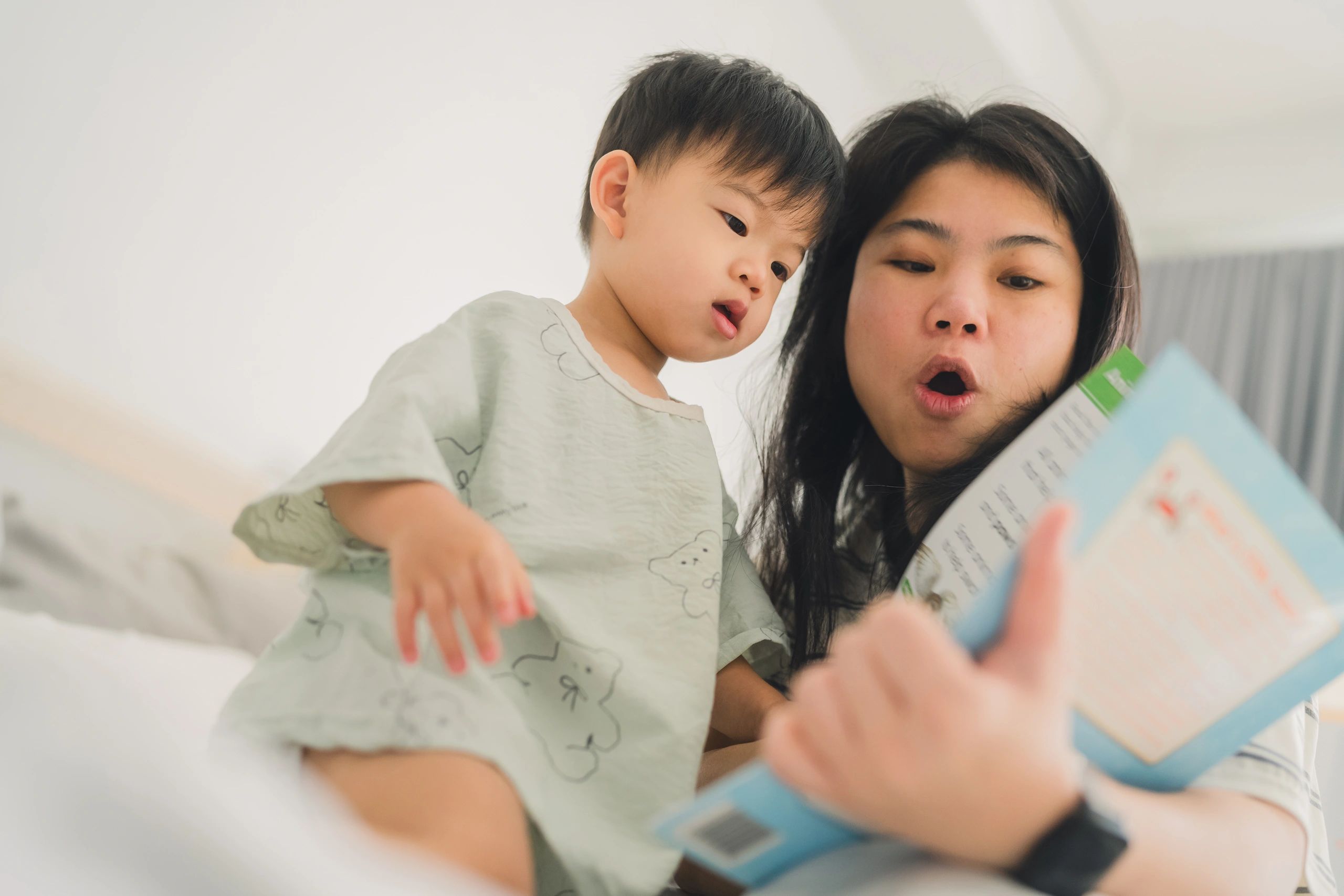 Moment tendre autour d’un livre